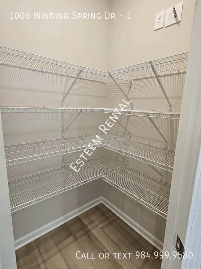 Building Photo - 1006 Winding Spg Dr