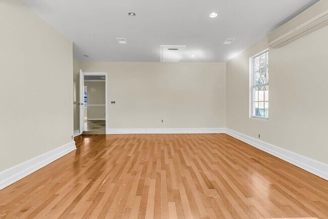 Building Photo - 121 Sully St