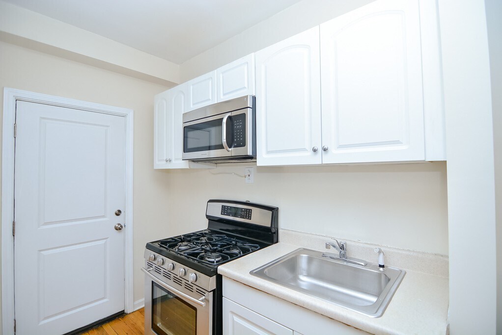 Building Photo - 906 W Addison St