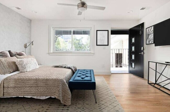 Building Photo - 1136 Crescent Ave NE