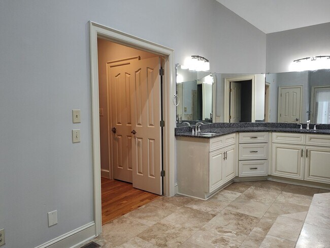Building Photo - Stunning home located in the Popular Piper Glenn Community!