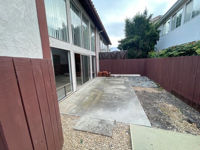 Building Photo - 2506 Levante St