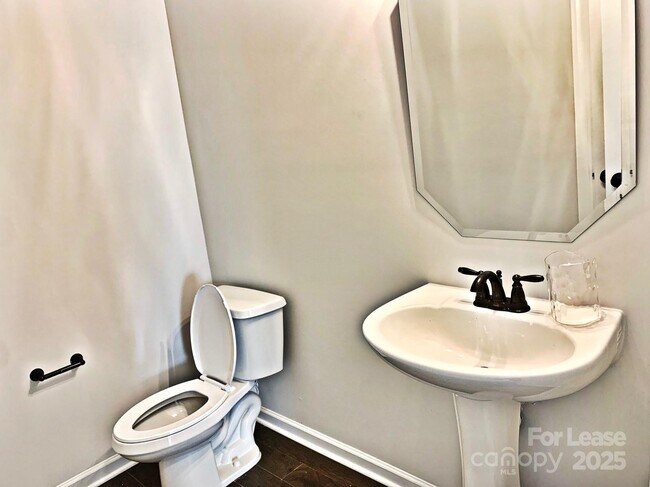 Building Photo - 7011 Kingfisher Way