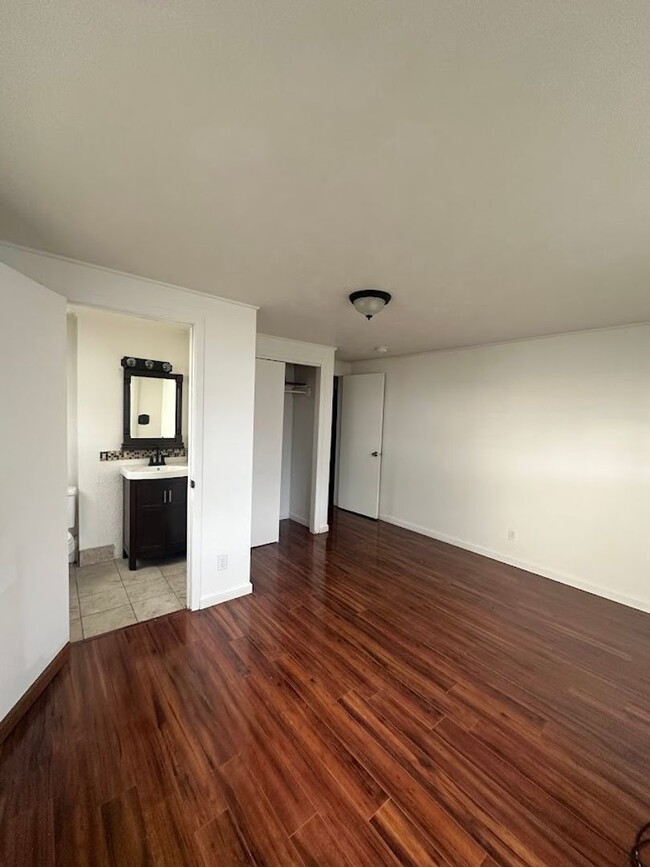 Building Photo - KALIHI UKA House 6 bedrooms, 2 full bath a...