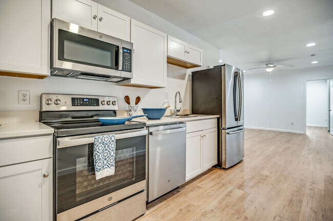 Building Photo - 905 W Abram St