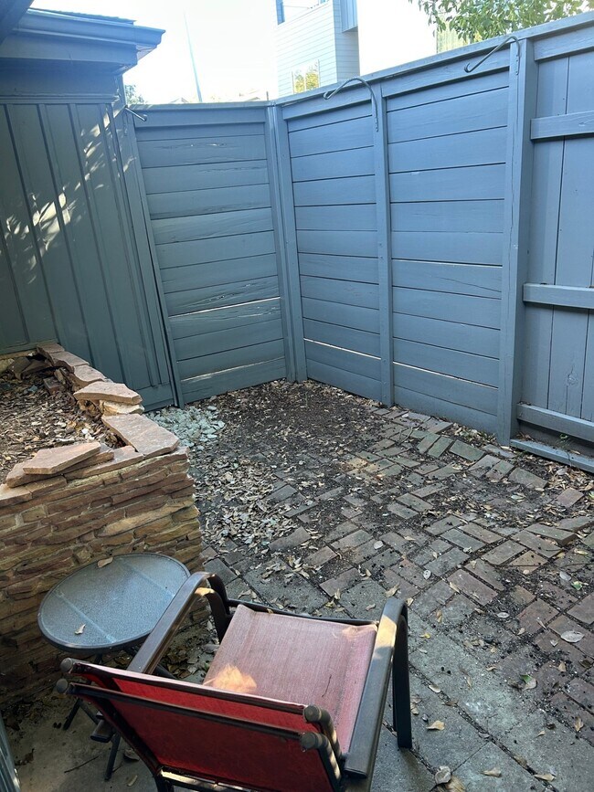 Building Photo - 1922 Vassar St