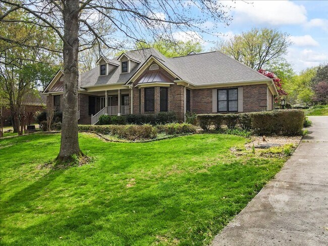 Building Photo - Stunning 3 bed 2.5 bath home in Cove Creek subdivision!