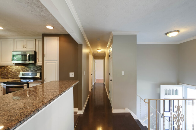 Building Photo - Renovated Singe Family Bi-Level near South...