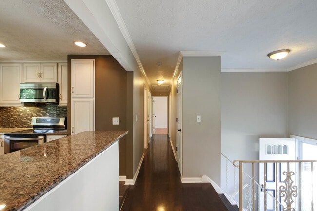 Building Photo - Renovated Singe Family Bi-Level near South Euclid / Lyndhurst Border!