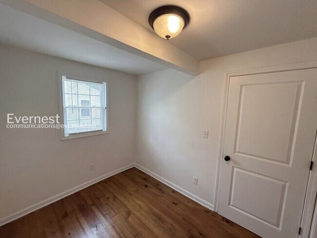 Building Photo - 506 Alpha St S