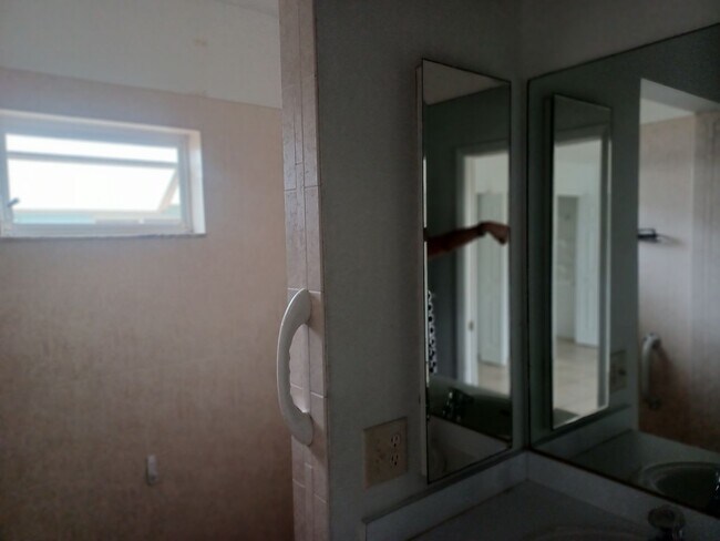 Building Photo - 3018 SE Santa Barbara Pl