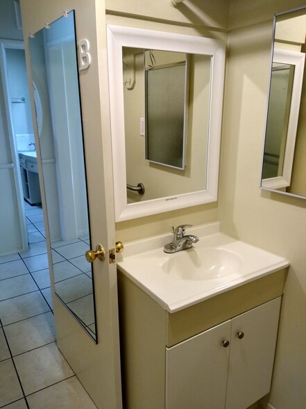 bath #B - has window - sunny - 1843 E Palmyra Ave