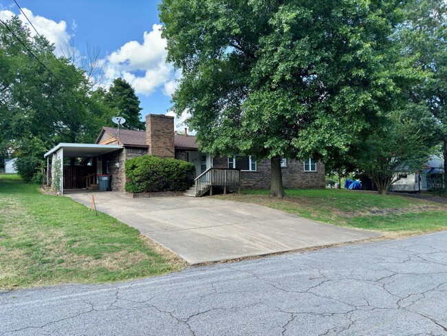 Primary Photo - Beautiful 3 Bed / 2 Bath Home in Greenwood