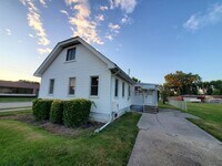 Building Photo - Spacious 2 Bedroom House Updated with Remo...