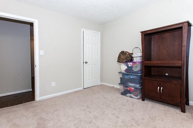 Building Photo - Spacious Williamsburg Townhome with Modern...
