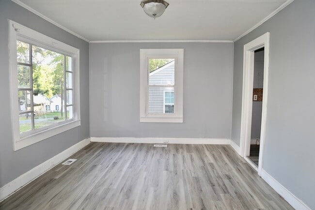 Building Photo - Three Bedroom, One Bath well cottage close...