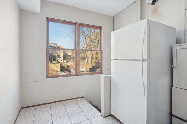 Building Photo - 2332 W Superior St