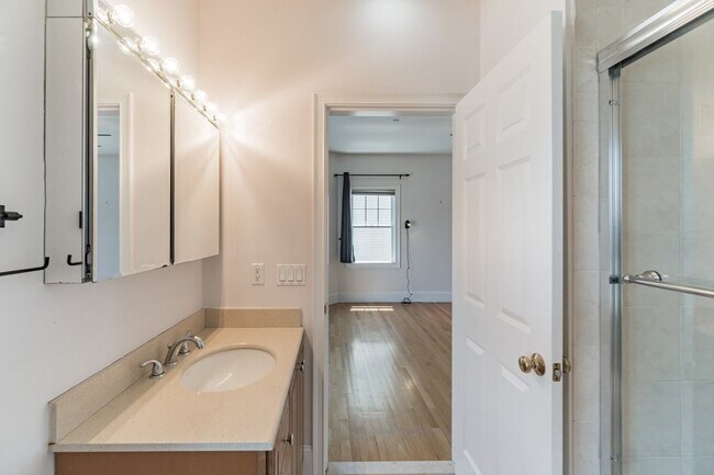 Building Photo - 29 Vinton St