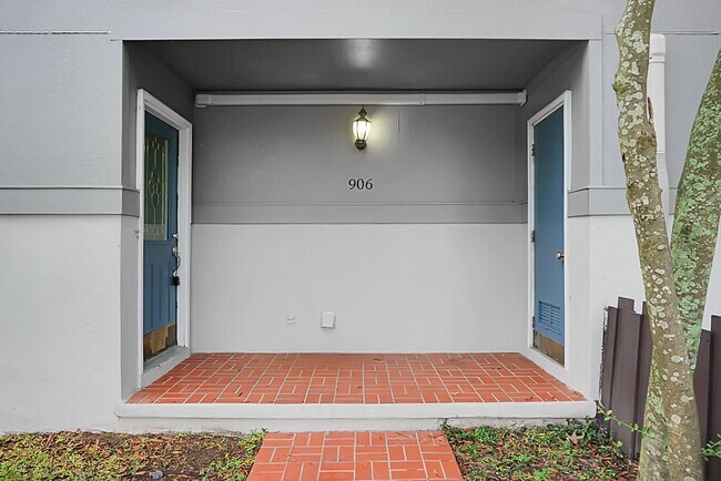 Building Photo - Spacious, Newly Renovated Villa Overlookin...