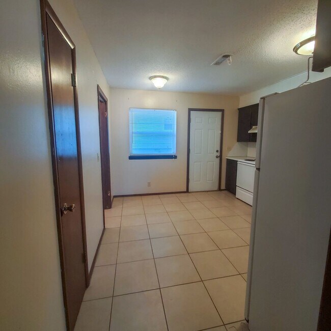 Building Photo - 2429 N Market Ave