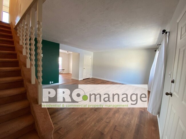 Building Photo - Three bed, one and a half bath townhouse in Idaho Falls