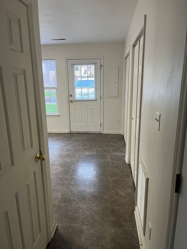 Building Photo - S. Market