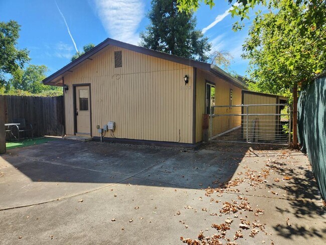 Building Photo - One bed/One bath cottage in East Medford | Available Now