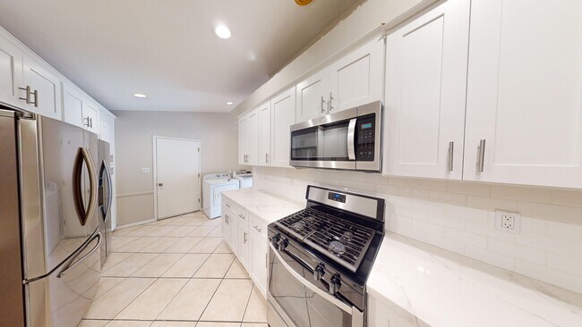 Building Photo - 5311 Saxon St