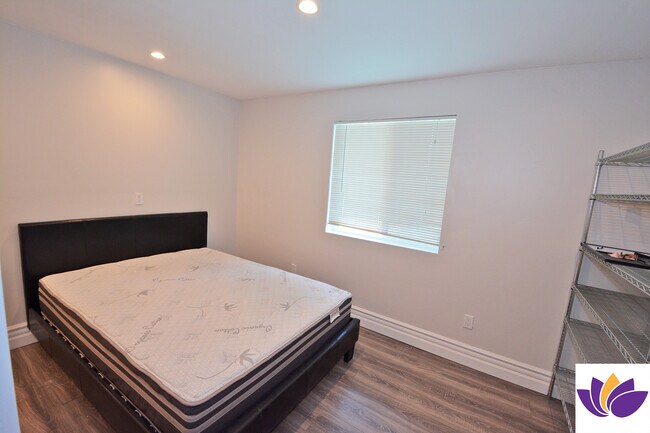 Building Photo - 5955 Hillview Park Ave