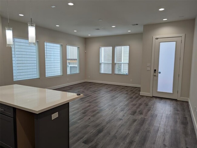 Building Photo - 3344 Pinemont Dr