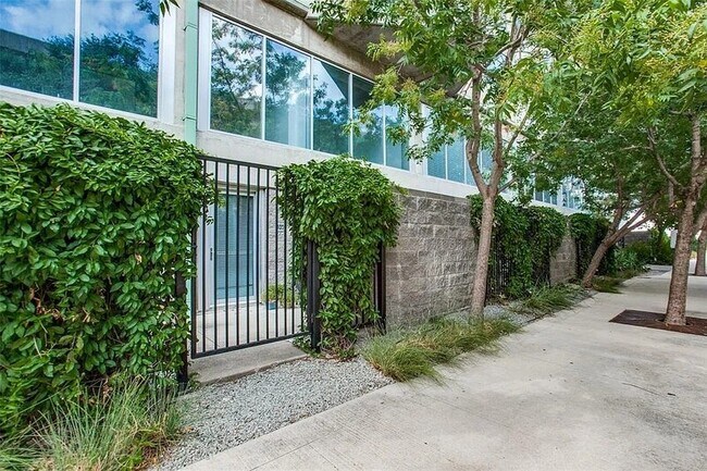 Building Photo - 1001 Belleview St