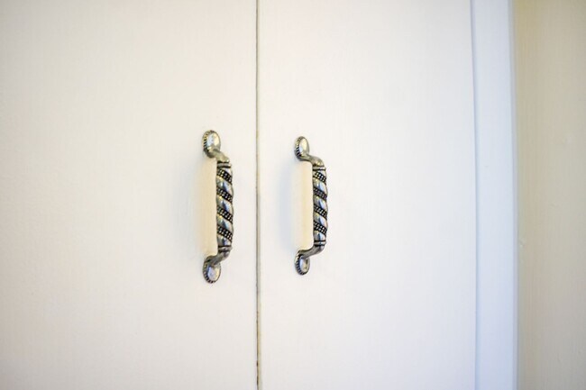 Building Photo - John's Landing 2Bdr w/Hardwoods, W&D, DW + Garage Parking!