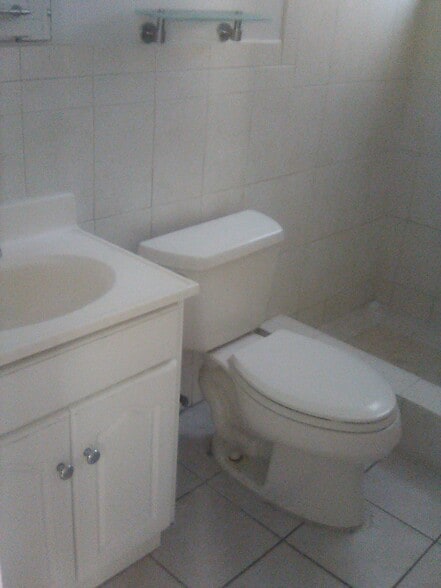 First floor bathroom - 641 SW 28th Rd