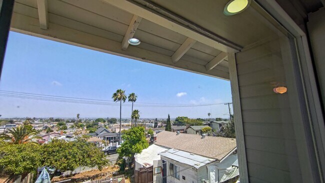 Building Photo - Newly Remodeled 3 Bedroom 2 Bath with Swee...