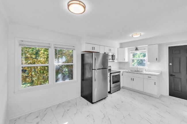 Building Photo - Updated 2-Bedroom 1-Bathroom Duplex in Spartanburg with Modern Finishes and Convenient Location!