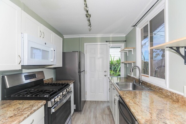 Building Photo - 2 Bedroom, 1 Bathroom, 2 Parking Home with Solar Panels + A/C!