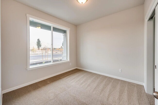 Building Photo - Beautiful Newer Model Home with Open Floor Plan, A/C & Fenced Yard!