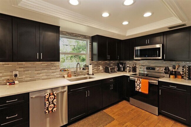 Building Photo - 18423 Swan Lake Dr