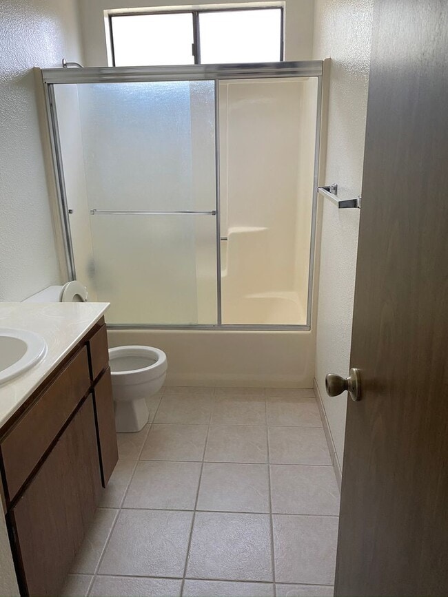 Building Photo - Lovely Updated Duplex in Quiet Neighborhood