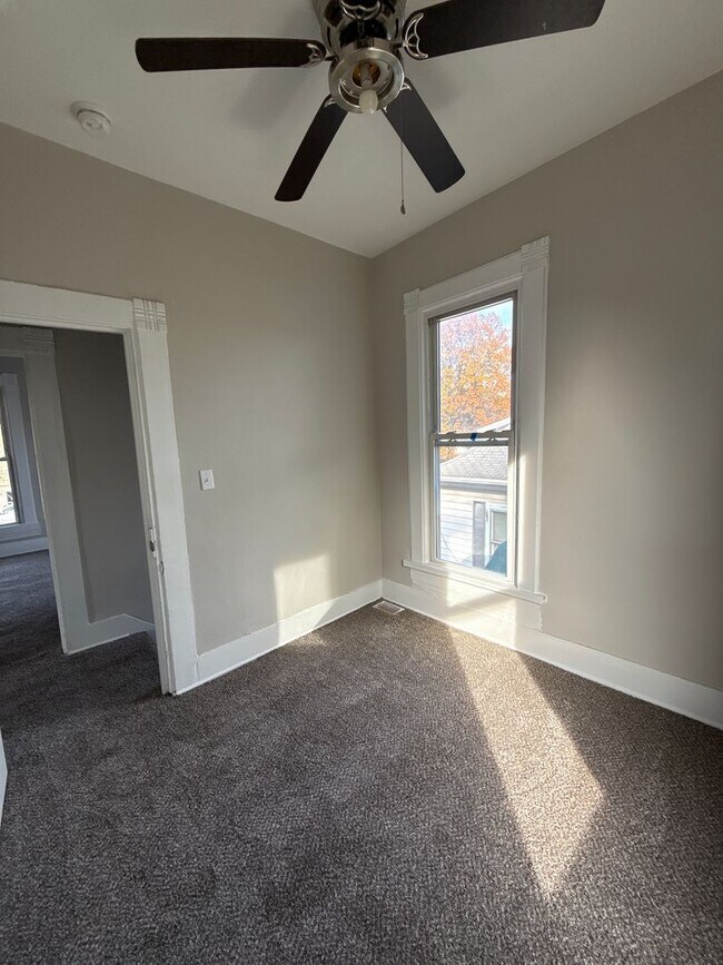 Building Photo - 3 bedroom/2 bath house