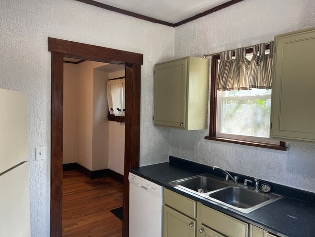 Building Photo - Pet Friendly 2BR House on Beloit's West Side