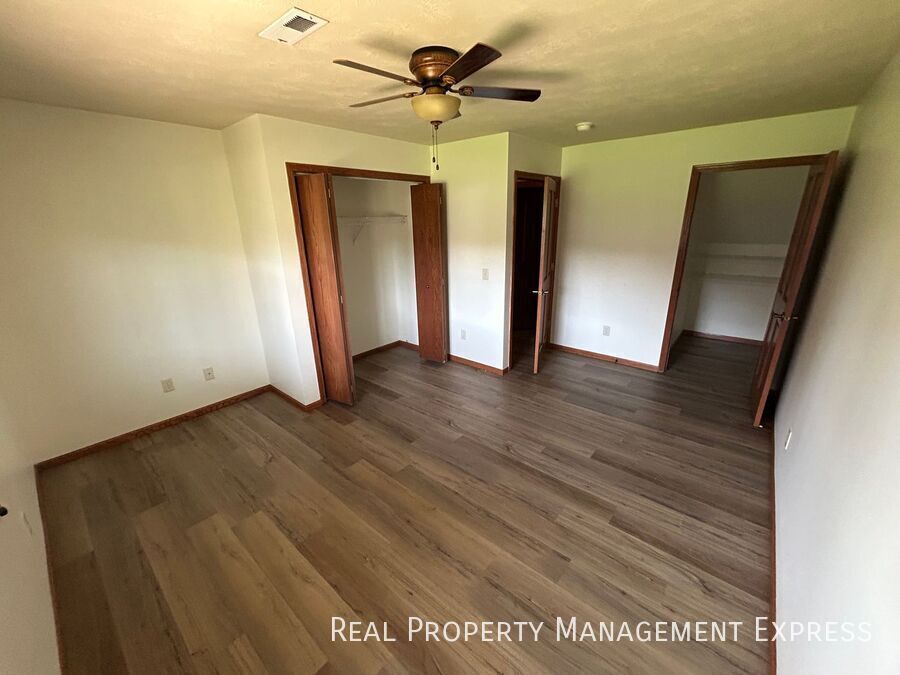 Building Photo - 2 Bedroom, 1 Bath Townhome with Amenities!