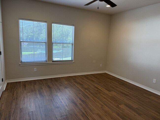 Building Photo - 5670 Shadowbend Cir N