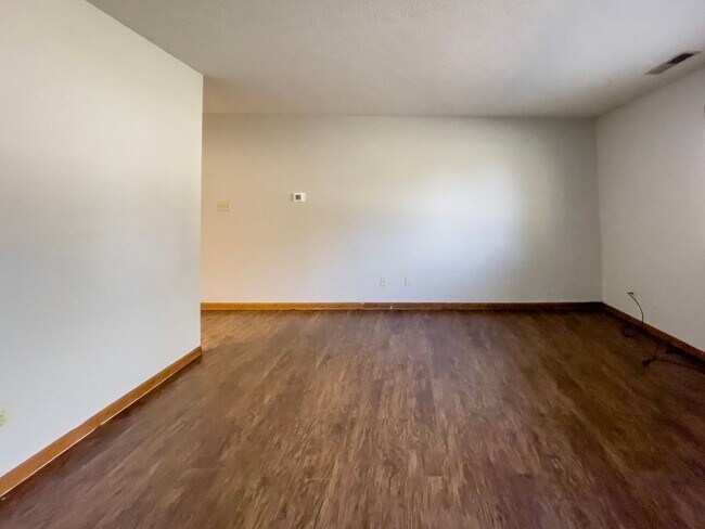 Building Photo - In-Unit Washer and Dryer - Walk the river ...