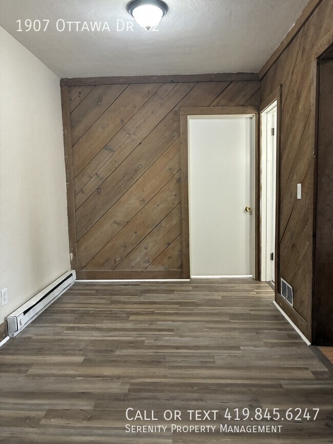 Building Photo - 1907 Ottawa Dr