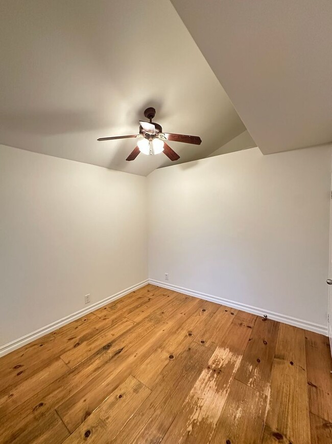 Building Photo - 3 Bedroom Irvine Home - Large Master Suite w/ Wood Floors - Beautiful!!!!!