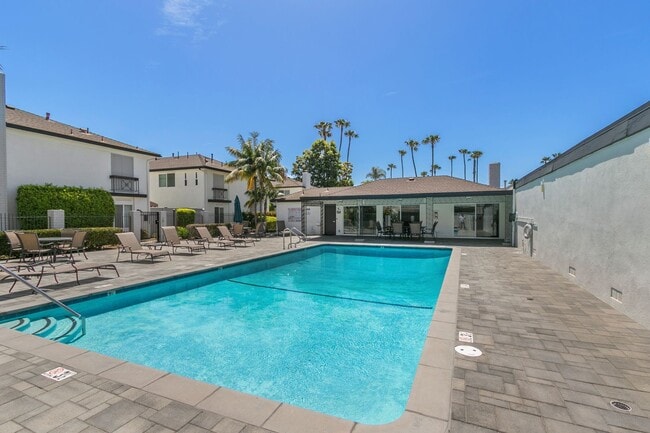 Building Photo - Steps from 17th Street - Beautifully Updated 2 Bed, 2.5 Bath Townhome in Newport Beach