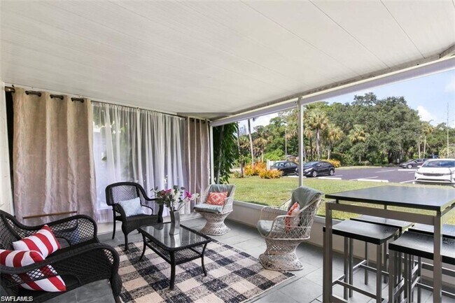 Building Photo - 2/2 Condo close to downtown Bonita