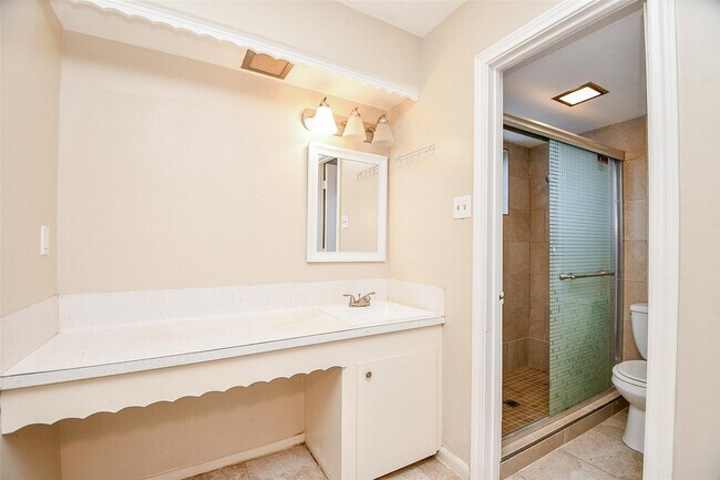 Building Photo - 5810 Fontenelle Dr