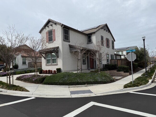 Building Photo - Beautiful 4 Bedroom, 3 Bath Home with Solar in Highly Desired Tracy Hills Community